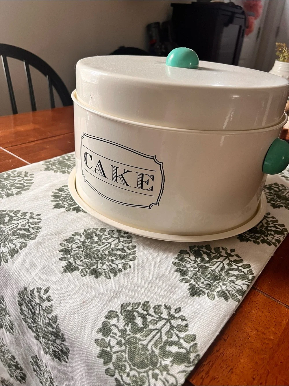 Retro Vintage Style Cake and Pie Holder